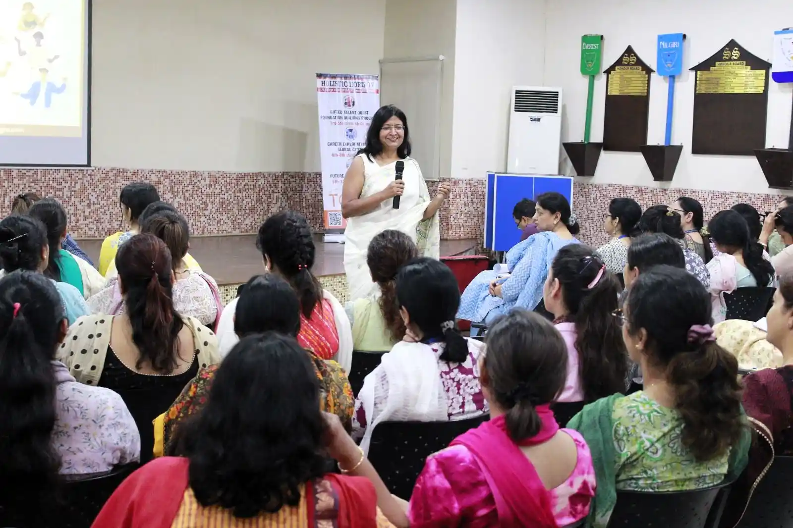 TalentGro mentor guiding students in entrepreneurship