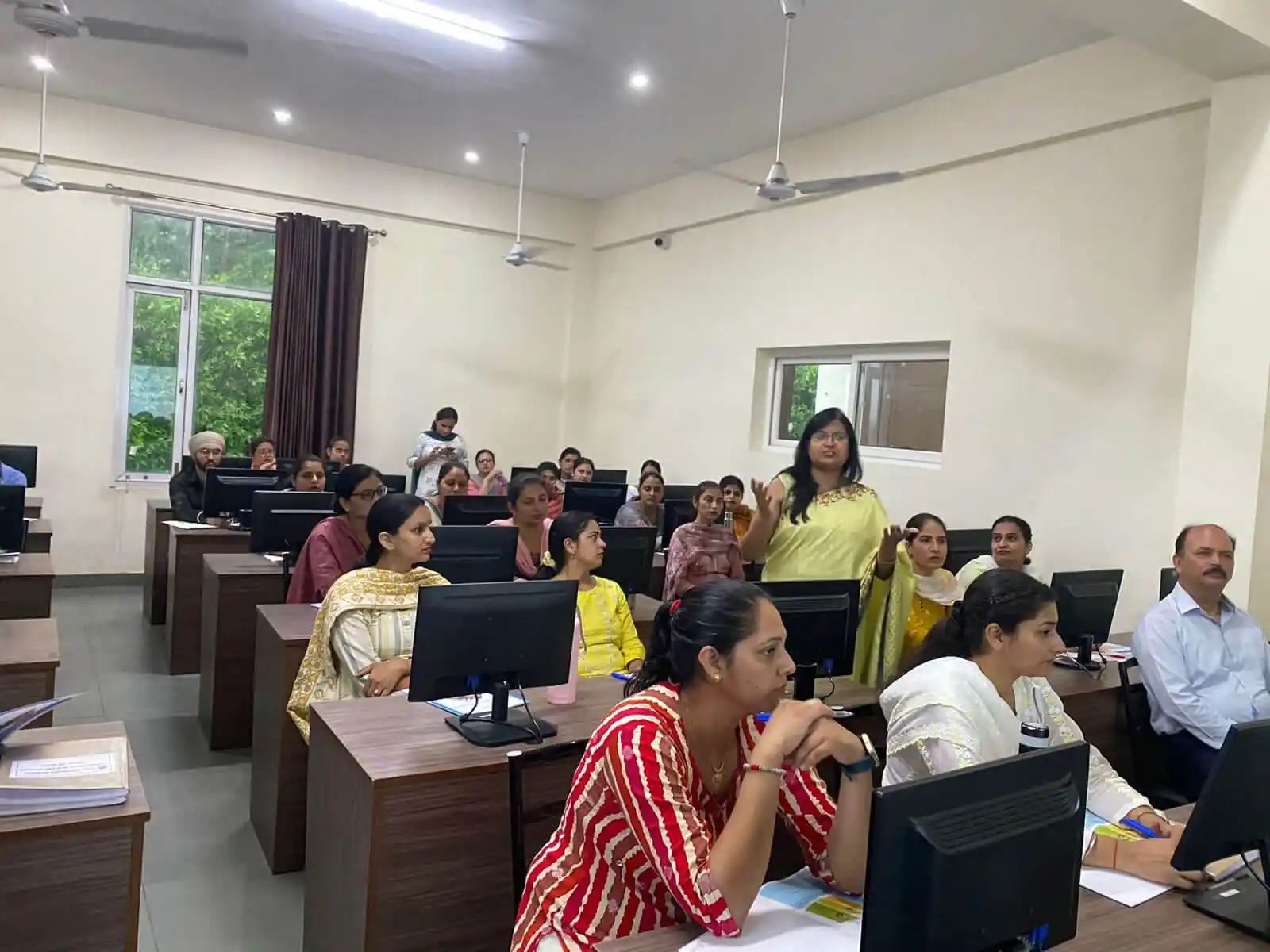 ISB expert mentoring students in entrepreneurship session